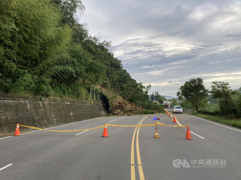 苗栗縣台3線南下132公里大湖路段4日清晨發生邊坡坍塌意外,警方在現場警戒,擺設三角錐、拉起封鎖線,並通知公路總局苗栗工務段派員清除土石。(警方提供)中央社記者管瑞平傳真 110年8月4日