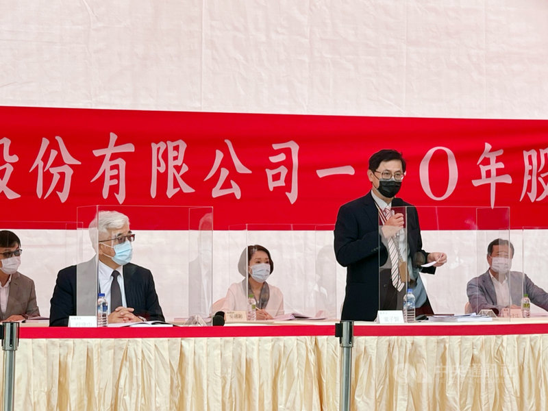 代工大廠和碩4日召開股東常會,由董事長童子賢(前排右)主持,股東關注下半年營收展望、產能布局、電動車事業策略等議題。中央社記者吳家豪攝 110年8月4日