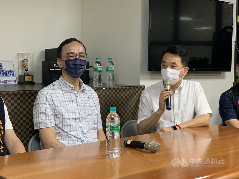 前新北市長朱立倫(左)3日宣布參選國民黨主席,4日上午到桃園拜訪同黨立委魯明哲(右)。中央社記者葉臻攝 110年8月4日