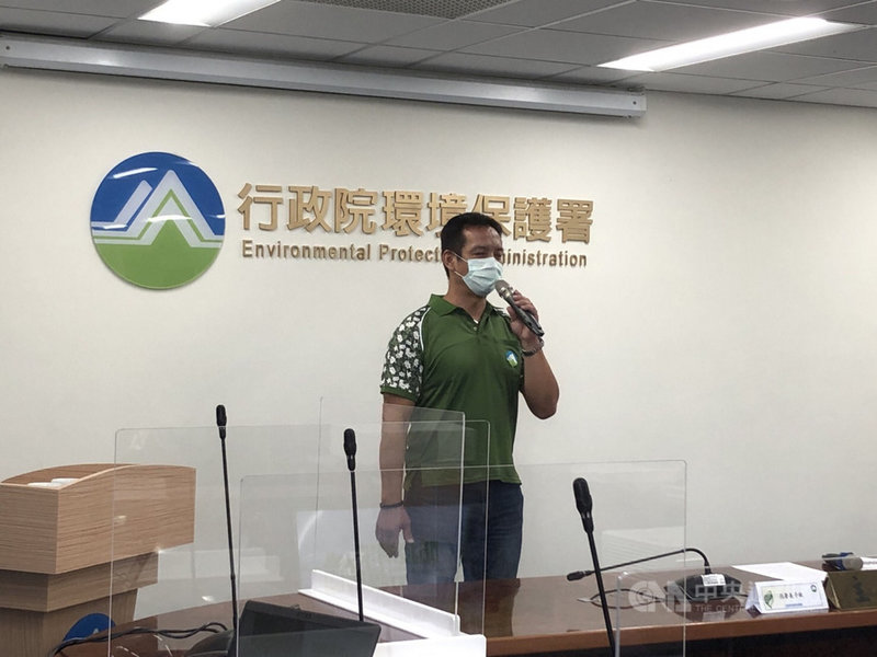 行政院環境保護署4日舉辦「公私協力 攜手防疫 警戒鬆綁不鬆懈」記者會,新北市環保局淡水區清潔隊消毒班長蔡金錠分享,曾有隊員遭工作用水槍誤射小腿流血,卻仍勇敢地說要繼續執勤;面對進入第一線疫區的風險,他強調為了斷絕病毒傳播,「這個工作值得」。中央社記者張雄風攝 110年8月4日