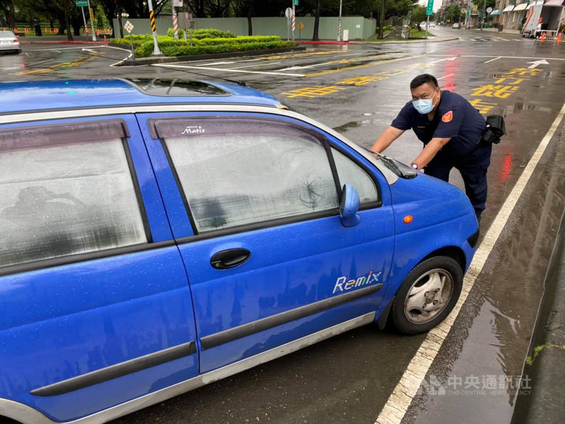高雄市一名熱心服務的基層原民員警高志強3日發現一輛藍色自小客車在路中拋錨,因擔心用路人危險,徒手推汽車至路旁,熱心舉動獲好評。(高市左營警分局提供)中央社記者洪學廣傳真 110年8月4日