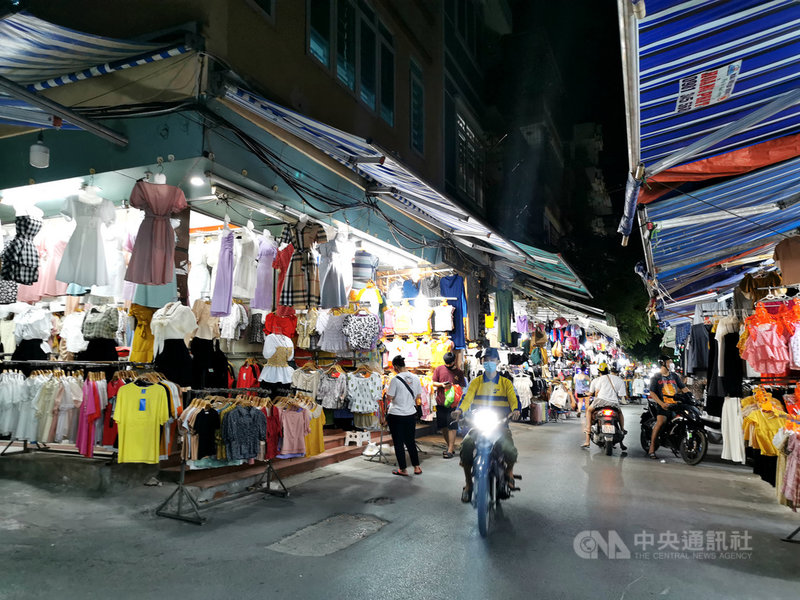越南2020年成衣出口額達290億美元,擠下孟加拉成為全球第2大成衣出口國。圖為越南首都河內市一處服裝市場。中央社記者陳家倫河內攝 110年8月4日