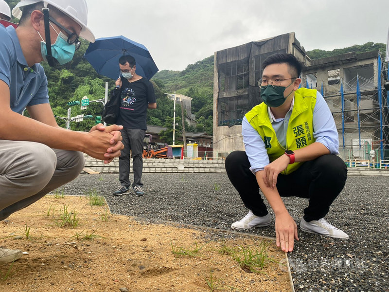 民進黨基隆市議員張顥瀚(右)4日表示,市府去年開始執行基隆沙灣地區歷史環境願景再生暨城市景觀再造計畫,預計10月底前完工,但工程尚有缺失需改善,其中,設置在公園地面用以區隔滑梯和其他空間的金屬隔線過於尖銳,未有妥適包覆,恐讓孩童跌倒受傷等,市府應於正式開放前調整完畢。(基隆市議員張顥瀚提供)中央社記者王朝鈺傳真 110年8月4日
