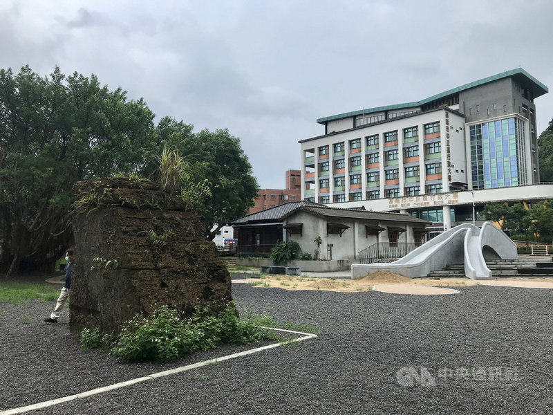 基隆市政府2017年推動「大基隆歷史場景再現整合計畫」,為縫合大沙灣石圍遺構、法國公墓、太平輪紀念碑、要塞司令部校官眷舍與司令官邸等重要文資點,於2020年開始執行基隆沙灣地區歷史環境願景再生暨城市景觀再造計畫,相關串聯工程預計10月底前完工。中央社記者王朝鈺攝 110年8月4日