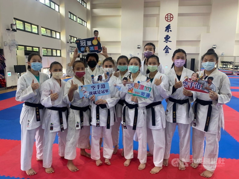 台灣空手道好手文姿云、王翌達征戰東京奧運,南投縣立旭光高中是空手道國手的知名搖籃,儘管文姿云、王翌達不是從旭光高中畢業,但小選手們仍自製加油牌,要為兩人打氣,祝順利帶回獎牌。(旭光高中提供)中央社記者蕭博陽南投縣傳真 110年8月4日