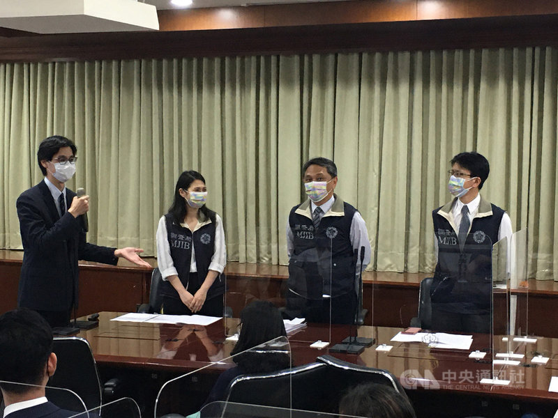 法務部國際及兩岸法律司調部辦事檢察官林明誼(左)4日表示,在中央流行疫情指揮中心指導與協助下,調查局人員於5月17日將波蘭籍受刑人帶往桃園機場移交給波蘭警官,完成首件波蘭受刑人移交程序,締造台波刑事司法合作新猷。中央社記者蕭博文攝 110年8月4日
