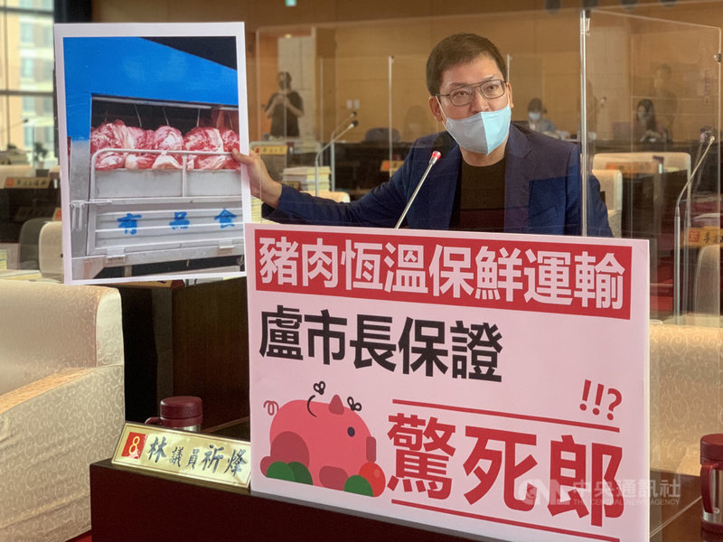 民進黨籍台中市議員林祈烽4日在台中市議會財政經濟業務質詢時,播放日前接獲民眾陳情影片,披露生鮮豬肉在廢氣、煙塵下露天運送情況。農業局表示,經查為民間私人屠體運輸過程,會輔導攤商改進。(林祈烽提供)中央社記者趙麗妍傳真 110年8月4日