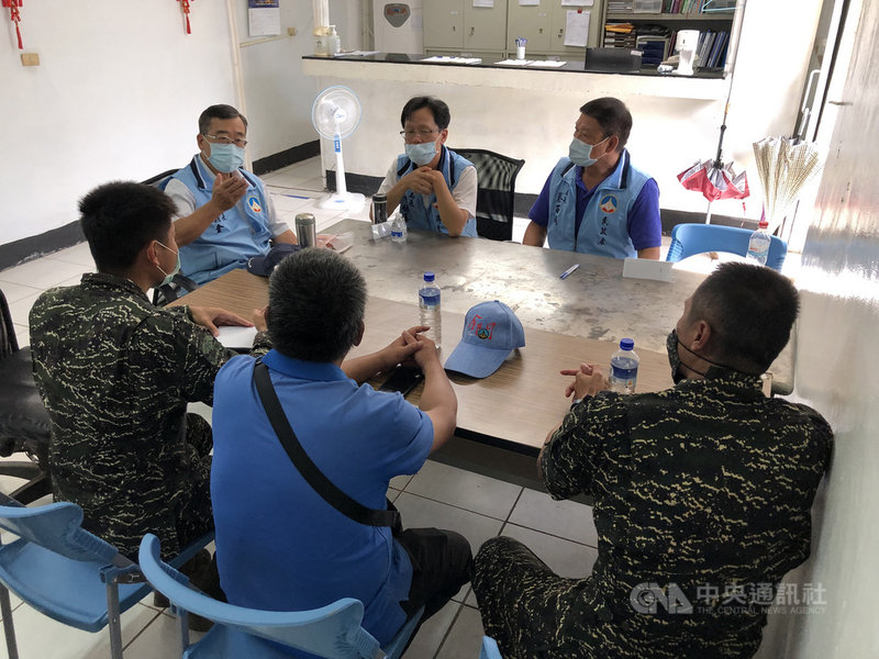 為了解烏坵鄉COVID-19(2019冠狀病毒疾病)防疫量能,縣府秘書長陳朝金(後右3)3日率衛生局長李錫鑫(後右2)、民政處長蔡西湖(後右)等人配合金門海巡隊前往烏坵,了解相關醫療設施及因應後續施打疫苗整備概況。(金門縣政府提供)中央社 110年8月4日