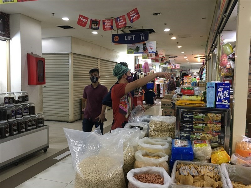 印尼7月初在爪哇島等地實施緊急措施,但疫情仍未穩定趨緩,緊急措施將延長至8月9日,許多商家面臨營業限制。圖3日攝於瑟南傳統市場。中央社記者石秀娟雅加達攝 110年8月3日