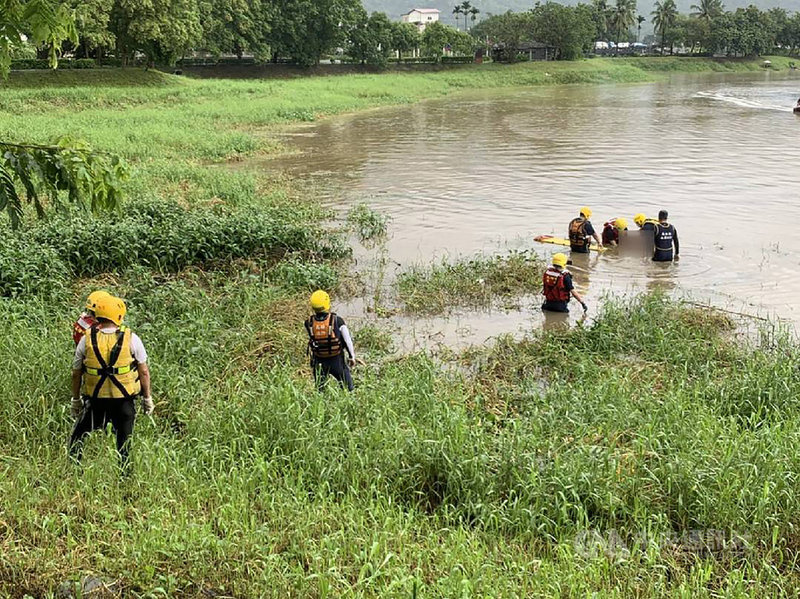 高雄市美濃區一名梁姓男子日前上山修水管,但疑因天雨路滑失足滑落摔下,結果被大雨沖刷至美濃湖,消防人員4日下午在美濃湖畔發現梁男遺體,初判為意外死亡。(民眾提供)中央社記者洪學廣傳真 110年8月4日