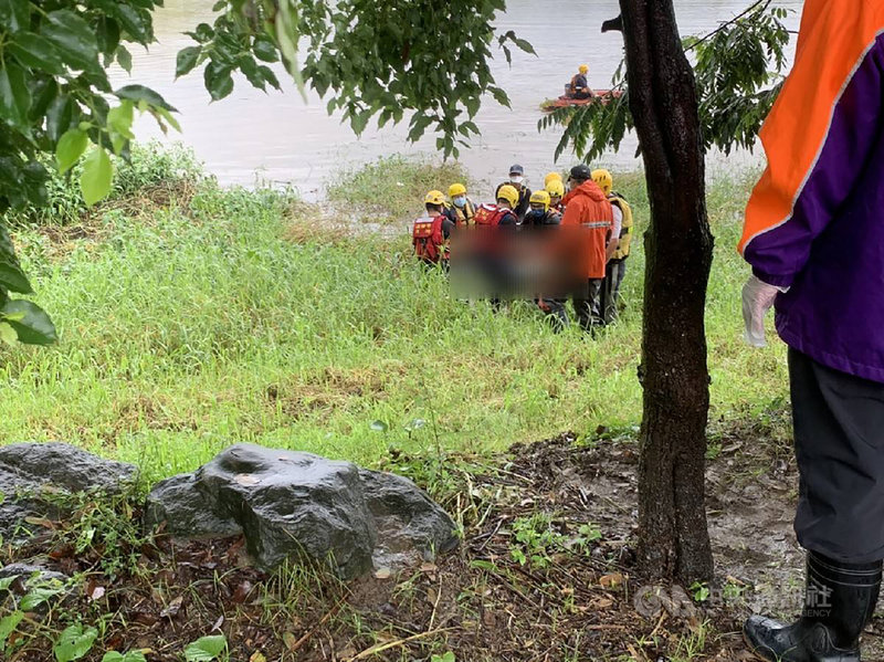 高雄市消防局指出,2日晚間接獲60歲梁姓男子家屬報案,指他外出後失蹤未歸;警消出動人車配合協尋,4日下午於美濃湖溪岸發現一具浮屍,已明顯死亡,經家屬與員警到場確認身分就是失蹤的梁男。(民眾提供)中央社記者洪學廣傳真 110年8月4日