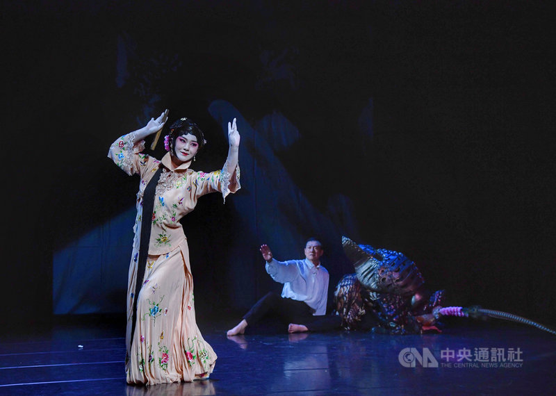 全台疫情警戒降級,停擺已久的藝文展演可望陸續復甦,當代傳奇劇場10月起將推出「吳興國經典復刻 參號作品–蛻變」北中南巡演,4日在台北記者會中彩排展現精彩片段。中央社記者王飛華攝 110年8月4日