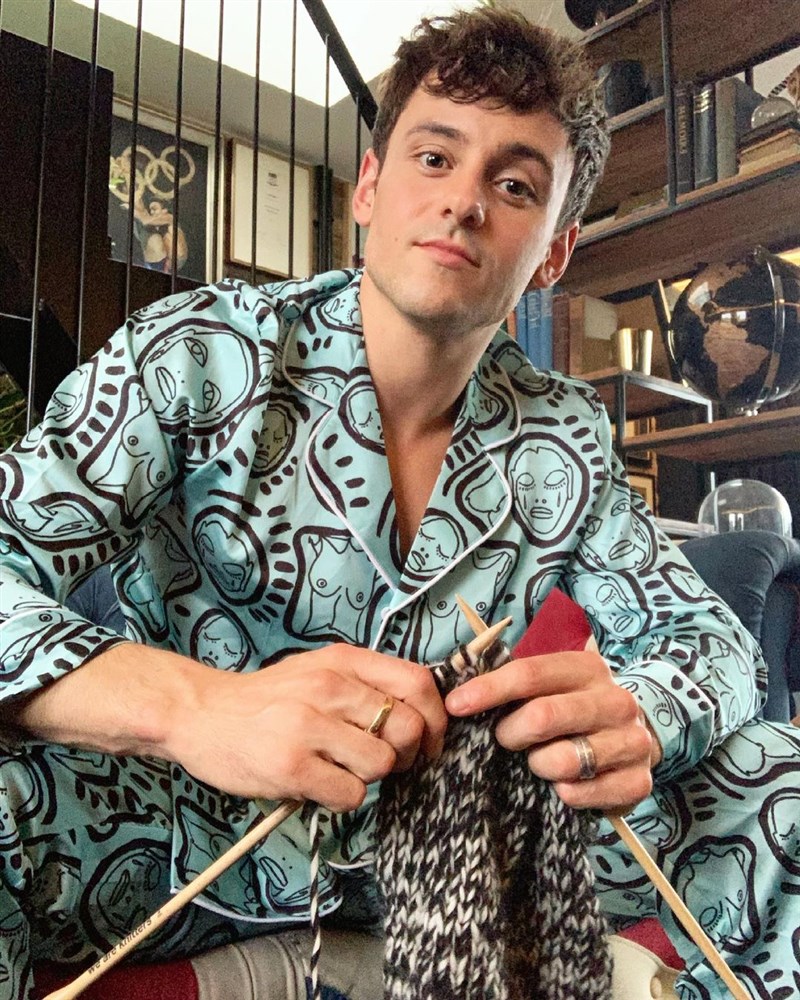 在日本東京奧運摘金的英國跳水王子戴利(Tom Daley),日前在東奧場邊打毛線的一幕引發話題。(圖取自instagram.com/tomdaley)