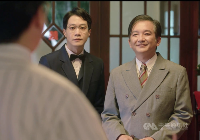 演員薛仕凌(左)在時代生活劇「茶金」中飾演新竹寶山鄉小茶商人家么子「范文貴」,卻被由溫吉興(右)飾演的父親安排入贅張家當駙馬爺。(公視提供)中央社記者葉冠吟傳真 110年8月4日