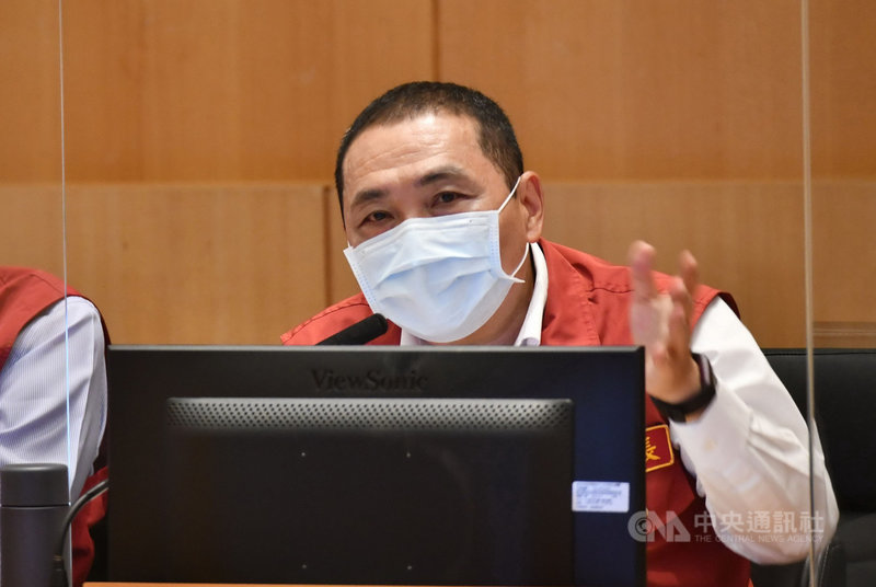 新北市長侯友宜4日在市政會議表示,漁民長期待在海上作業,船艙空間小,外籍移工生活條件不佳,容易共食造成群聚,如果漁船走私又有人員感染確診,建議中央漁業署必須撤銷漁業執照。(新北市府提供)中央社記者黃旭昇新北傳真 110年8月4日