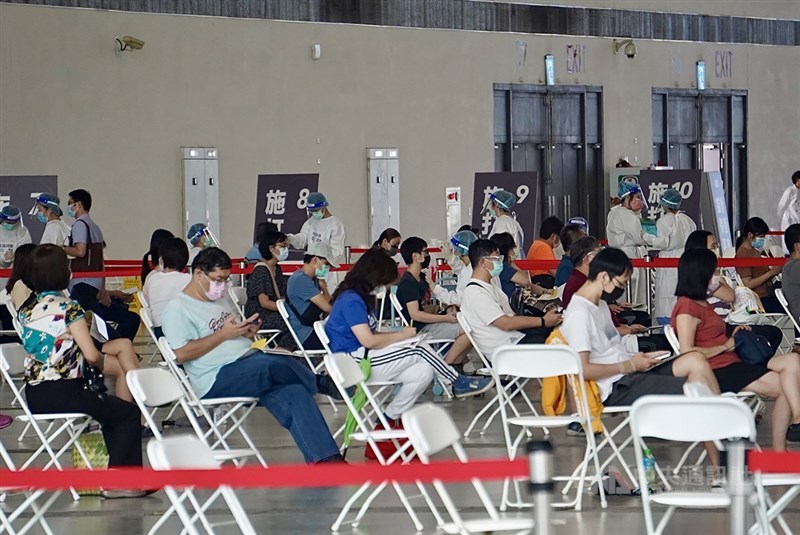 國內COVID-19疫苗存量吃緊,接種減速,指揮中心指揮官陳時中4日坦言,3日接種數確實較少。圖為高雄展覽館接種站,打完疫苗的民眾在座位上休息觀察。(中央社檔案照片)
