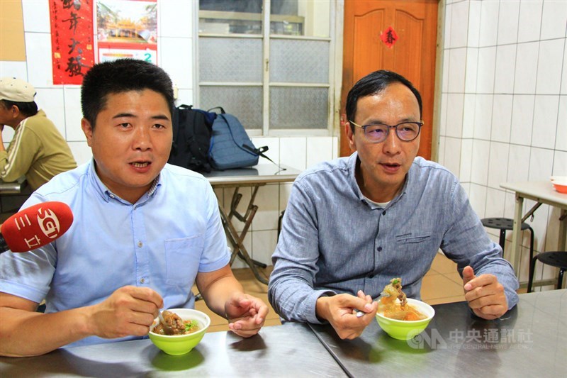 在前新北市長朱立倫(右)宣布參選主席,點燃黨主席選舉戰火之際,顏寬恒(左)請辭黨副秘書長,引發各界解讀。(中央社檔案照片)