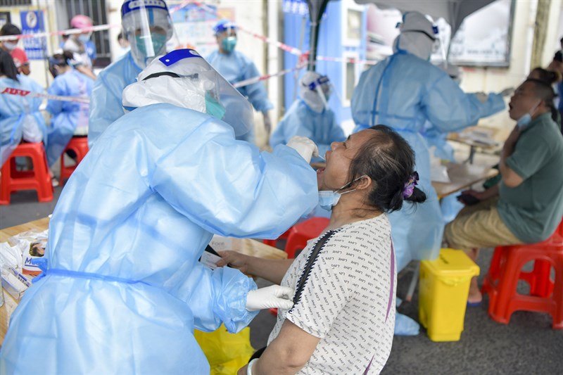 中國Delta變異株疫情,7月下旬自南京爆發後向各地迅速蔓延,已擴及超過15省份、至少300人確診。指揮中心指揮官陳時中4日指出,中國疫情有變,可見變異株對防疫造成很大威脅。圖為海南島一處採檢站1日採檢情況。(中新社)