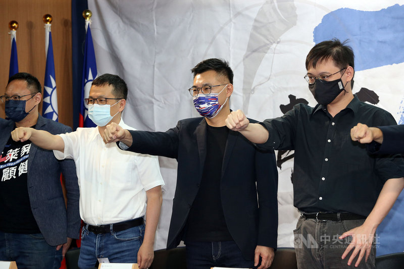 國民黨青年部4日上午舉行記者會,邀請革實院長羅智強(左2)、關注核能議題的黃士修(右)、文傳會副主委鄭照新(左)與會分享社群經營,黨主席江啟臣(右2)也現身力挺。中央社記者郭日曉攝 110年8月4日
