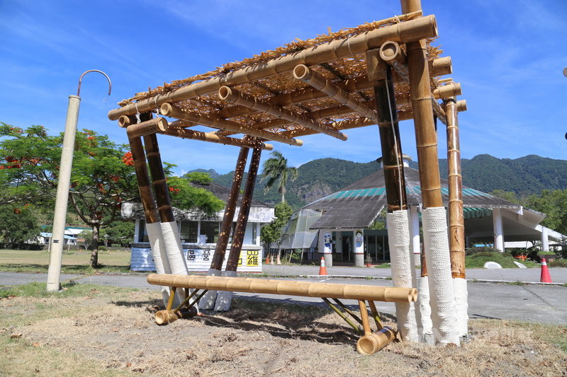 花蓮首座符合耐風設計規範的竹製公車亭出現在富里鄉羅山社區,宛如一座裝置藝術品,相當吸睛。中央社記者李先鳳攝 110年8月4日