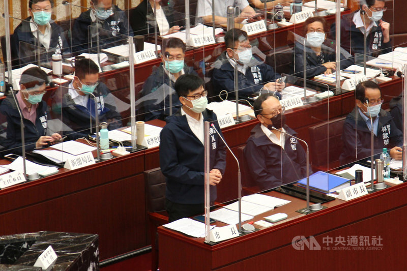 高雄市議員簡煥宗4日在議會質詢表示,高雄市鹽埕活動中心未拆除前,是台灣羽球好手戴資穎從小打羽球的地方,盼市府原址重建,市長陳其邁(前排左)允諾3個月內重新評估BOT方式。中央社記者蔡孟妤攝 110年8月4日