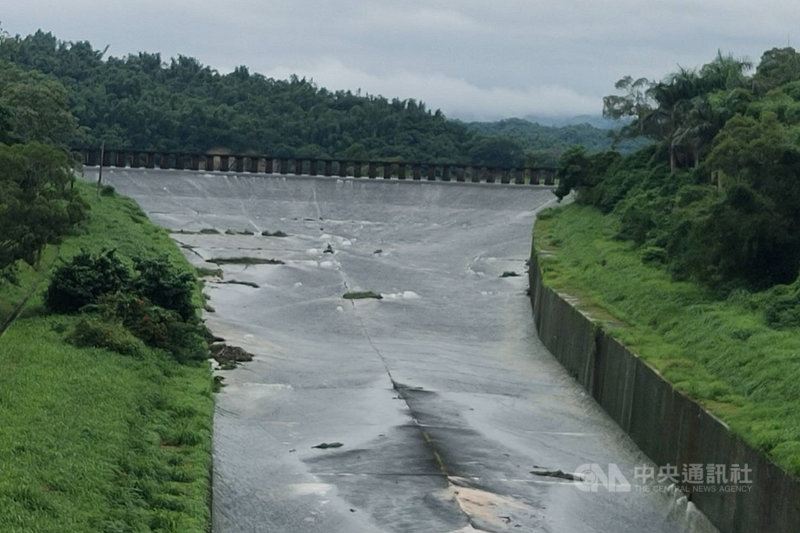 南部地區連日降雨,烏山頭水庫3日晚間達到滿庫開始溢流,到4日中午仍持續。中央社記者楊思瑞攝 110年8月4日