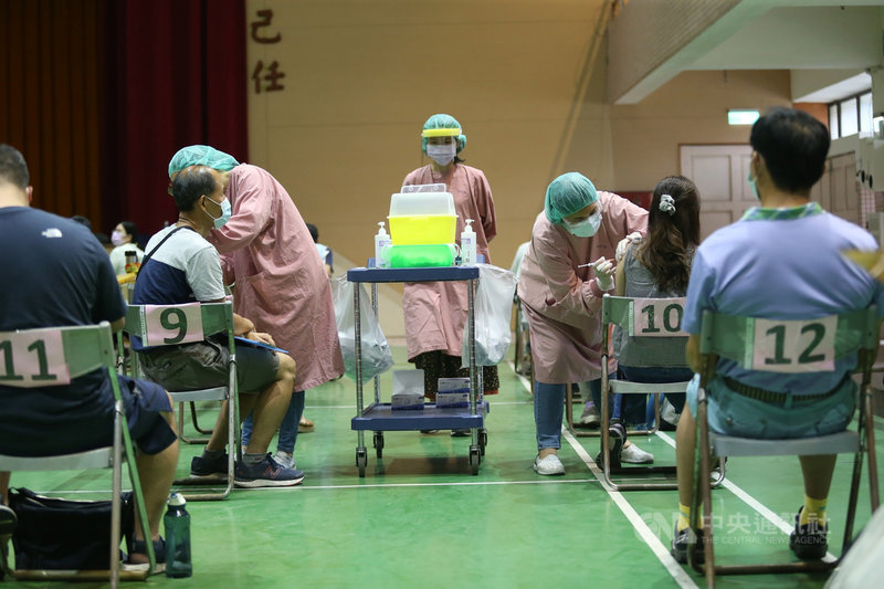 花蓮國中小教職員皆已完成疫苗接種,4日輪到高中職教職員及補教業者接種,其中門諾醫院負責北區教職員接種,院方指出,團隊安排約3位醫師問診,10多名工作人員協助引導、填表及疫苗接種,預計將有993名高中老師及補教業者進行接種。(門諾醫院提供)中央社記者張祈傳真 110年8月4日