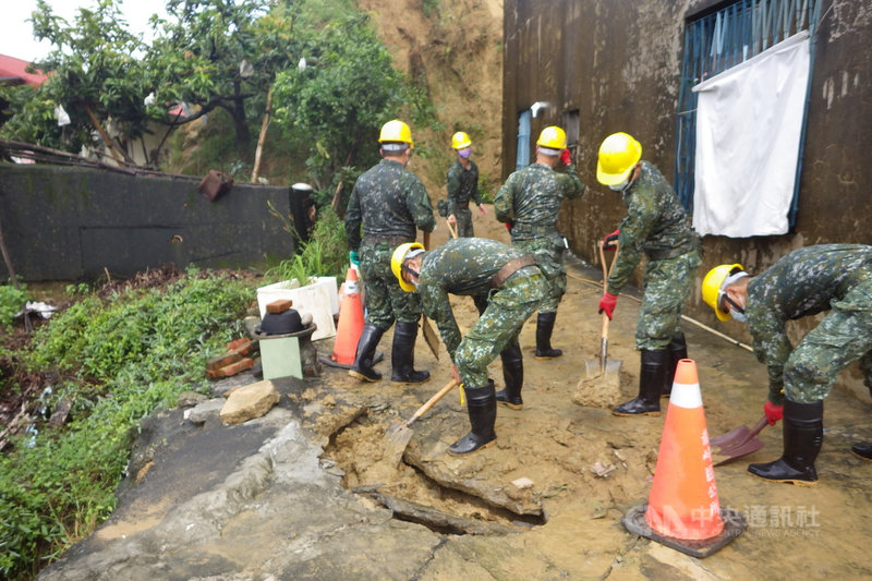台南市龍崎區崎頂里一處山坡地在近日豪大雨過後土石崩滑,泥流侵入坡地下方約10多戶民宅,市府向國軍申請兵力,4日進駐協助居民清理。(龍崎區公所提供)中央社記者楊思瑞台南傳真 110年8月4日
