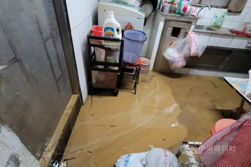台南市龍崎區崎頂里一處山坡地在近日豪大雨過後土石崩滑,泥流侵入坡地下方約10多戶民宅,屋內泥濘不堪,寸步難行。(王定宇服務處提供)中央社記者楊思瑞台南傳真 110年8月4日