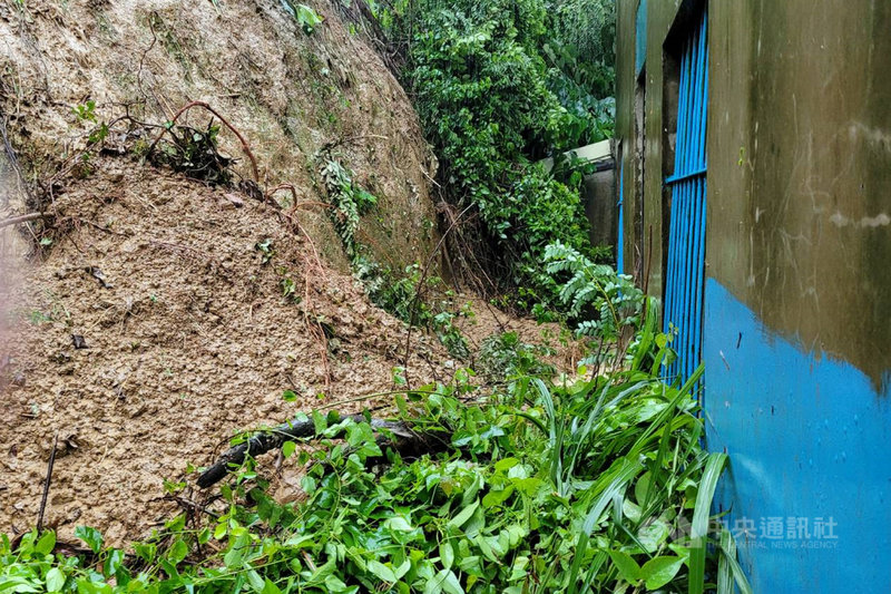 台南市龍崎區崎頂里一處山坡地在近日的豪大雨過後土石崩滑,泥流侵入坡地下方約10多戶民宅。(王定宇服務處提供)中央社記者楊思瑞台南傳真 110年8月4日