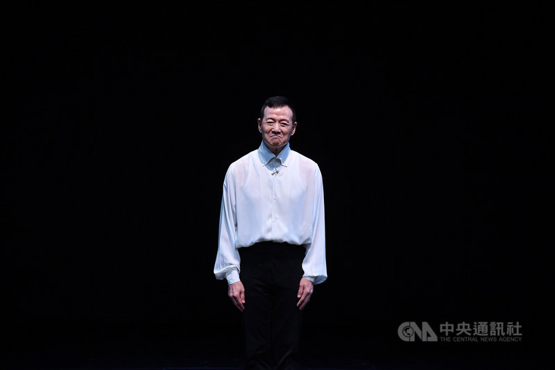 當代傳奇劇場下半年將推出「吳興國經典復刻–參號作品 蛻變」北中南巡演,4日在台北舉行記者會,全劇以東方戲曲融合影像與多媒體呈現,傳達現代人內心的疏離與寂寞、孤獨與絕望。中央社記者王飛華攝 110年8月4日