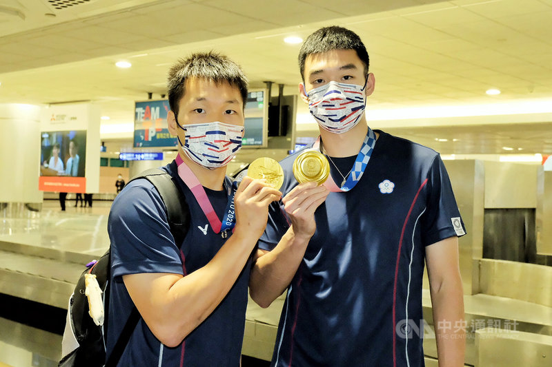 參加東京奧運的台灣羽球代表隊成員4日返抵國門,空軍派遣4架幻象戰機伴飛國家英雄回國,讓勇奪羽球男雙金牌的王齊麟(右)和李洋(左)感到酷炫又驚喜。中央社記者吳睿騏桃園機場攝 110年8月4日