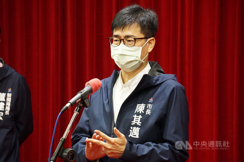 高雄連日大雨,造成前鎮區凱旋路出現塌陷坑洞,被質疑通報後未立即處理;高雄市長陳其邁(圖)4日表示,通報完到處理有時間落差,這是不被允許的,他也要求工務局跟公共安全有關的工作,一刻都不能慢。中央社記者蔡孟妤攝 110年8月4日