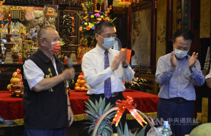 嘉義縣長翁章梁(右)、新港奉天宮董事長何達煌(左)4日陪同內政部長徐國勇(中)參拜奉天宮媽祖,祈求風調雨順、國泰民安。中央社記者蔡智明攝 110年8月4日