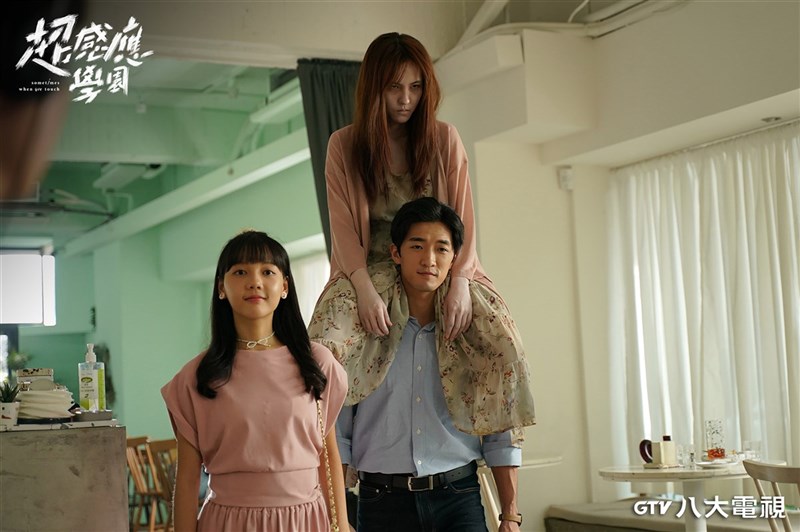 演員魏蔓(上)在新劇「超感應學園」中獻出扮鬼處女秀,飾演一名鬼新娘,跨坐在鍾政均(下右)身上難度相當高。(八大電視提供)中央社記者葉冠吟傳真 110年8月4日