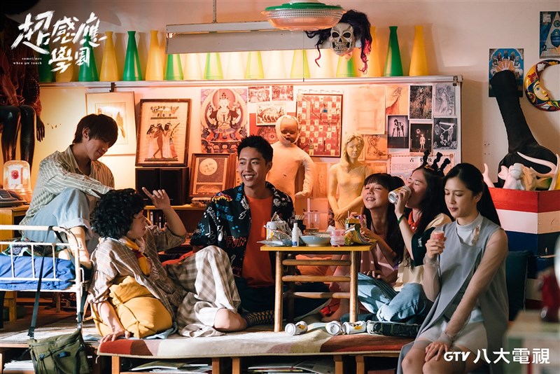 校園奇幻劇「超感應學園」將於7日晚間開播,演員姜濤(左起)、洪群鈞、蔡凡熙、林思廷、百白、劉奕兒劇中組成「自然感應社」六小福。(八大電視提供)中央社記者葉冠吟傳真 110年8月4日