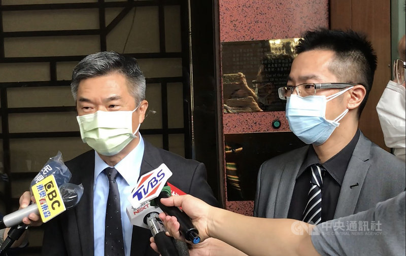 台北私廚餐廳WOKHEI不認同米其林評鑑制度,不希望密探上門,日前提起民事訴訟,4日委任律師田振慶(左)赴台北地院開庭;田振慶受訪時表示,餐廳願接受所有料理評價,但為維護美食多元化與持續創新,不想參與任何評比。中央社記者劉世怡攝 110年8月4日