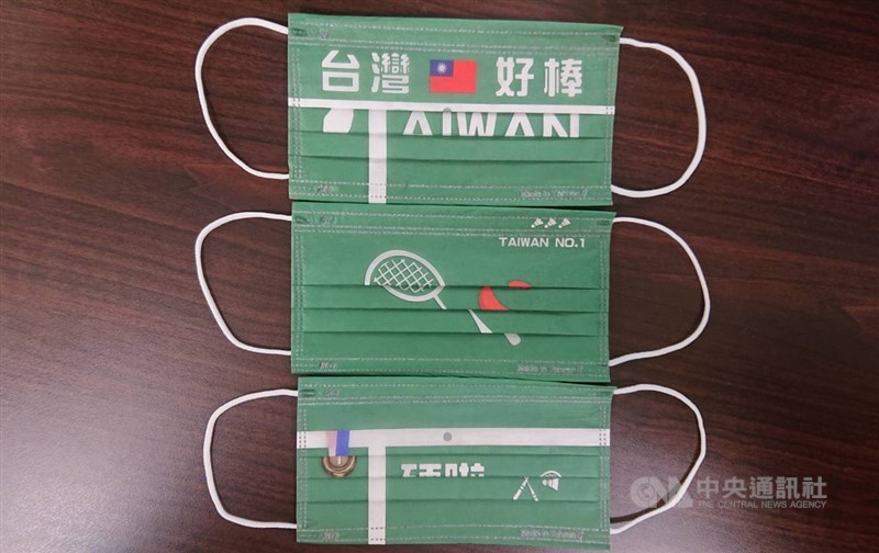 羽球球后戴資穎及羽球男雙「麟洋配」4日下午返台,有熱心民眾做了印有「台灣好棒」、「台灣(TAIWAN)硬啦」字樣以及羽球拍搭配聖筊圖案的3款口罩,送至中央流行疫情指揮中心。中央社記者陳婕翎攝 110年8月4日