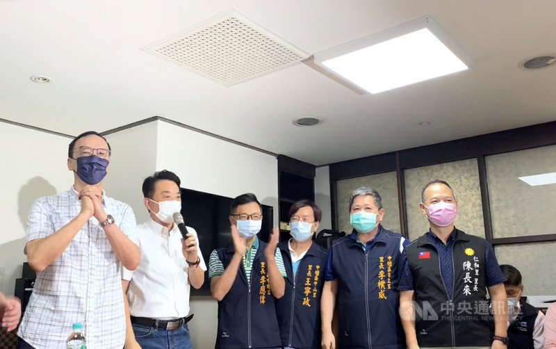 前新北市長朱立倫(左)3日宣布參選國民黨主席,4日上午到桃園拜訪同黨立委魯明哲(左2)及地方人士、尋求支持。中央社記者葉臻攝 110年8月4日