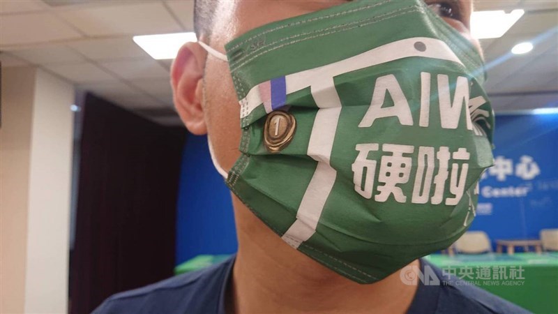 羽球球后戴資穎及羽球男雙「麟洋配」4日下午返台,有熱心民眾做了印有「台灣(TAIWAN)硬啦」字樣的口罩,送至中央流行疫情指揮中心。中央社記者陳婕翎攝 110年8月4日
