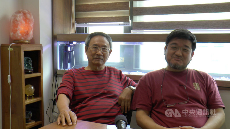 資深配音員孫中台(左)、夏治世(右)分別為電影「哈利波特」校長「鄧不利多」、動畫「豆豆先生」主角配音,兩人也參與網路廣播小說「變法」。(好好聽FM提供)中央社記者葉冠吟傳真 110年8月4日