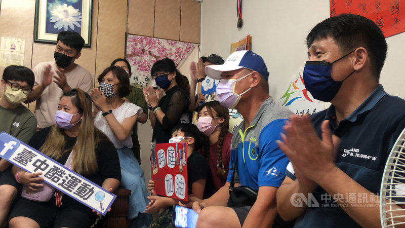 台灣舉重好手謝昀庭4日在東京奧運男子舉重109公斤以上級B組賽事上陣,他的家人在台中家中齊聚電視前,觀看賽事轉播、為他加油。中央社記者趙麗妍攝 110年8月4日