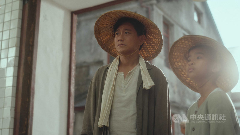 演員陳家逵(左)在時代生活劇「茶金」中飾演堅持自然農法的茶農,是兒子崇拜的對象。(公視提供)中央社記者葉冠吟傳真 110年8月4日