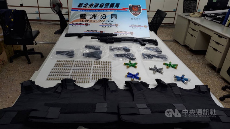 蘆洲警分局4日表示,偵查隊接獲線報3日凌晨前往永平街某出租套房,盤查3名形跡可疑男子後,在他們所租套房內查獲大量槍彈,將繼續追查槍枝來源。(翻攝照片)中央社記者王鴻國傳真 110年8月4日