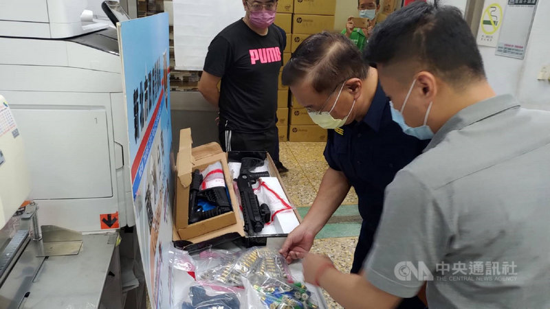 蘆洲警分局4日宣布破獲某出租套房大量槍彈案,新北市警察局長黃宗仁(右2)到分局慰問並頒發破案獎金,肯定同仁辛勞。(翻攝照片)中央社記者王鴻國傳真 110年8月4日