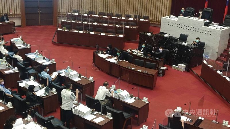 高雄市議會國民黨團4日提出要求市府向中央建議普發新台幣1萬元現金振興紓困,民進黨議員黃文益(站者)表示,如發現金可行,只有1萬元似乎太少,建議發1 萬5000元。中央社記者蔡孟妤攝 110年8月4日