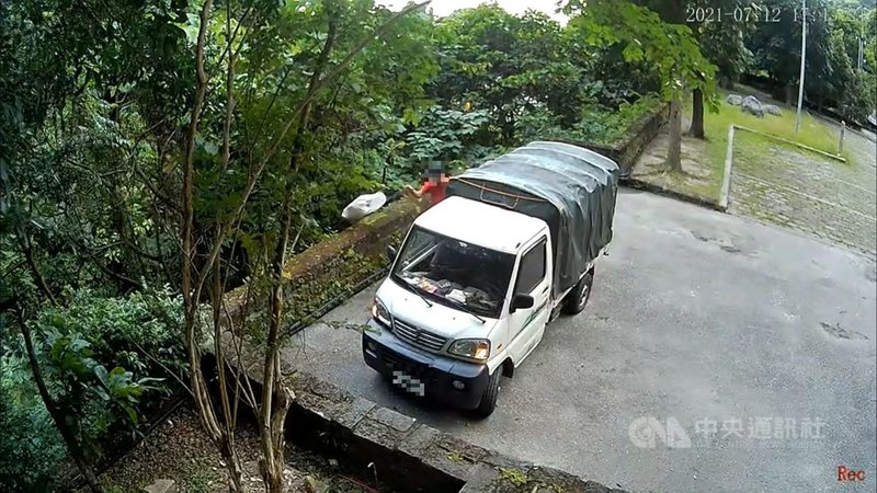 花蓮林管處啟用監視設備蒐證,在疫情3級警戒期間查獲15起民眾亂丟廢棄物案件,將處新台幣6萬至30萬元罰鍰,呼籲民眾勿心存僥倖。(花蓮林管處提供)中央社記者李先鳳傳真 110年8月4日