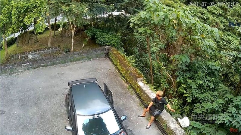 國內COVID-19疫情3級警戒期間,有民眾趁路邊人車稀少隨意亂丟垃圾而被拍下。花蓮林管處指出,6、7月間,在編號2634保安林的崇德段至大清水段間,分別蒐證到15起民眾趁停車休憩時,將車上廢棄物丟棄至保安林內案件。(花蓮林管處提供)中央社記者李先鳳傳真 110年8月4日