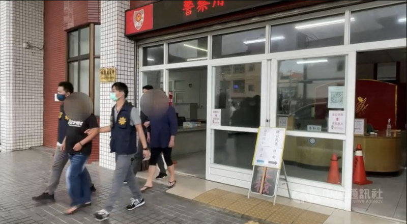 高雄市吳姓包商3日赴大寮與人商討新台幣60多萬工程款分配問題,不料剛下車就遭劉姓包商等人持刀擄走毆傷,途中吳男跳車脫逃報案。警方組成專案小組,4日中午逮捕其中涉案的劉姓主嫌和3名共犯。(高市林園警分局提供)中央社記者洪學廣傳真 110年8月4日
