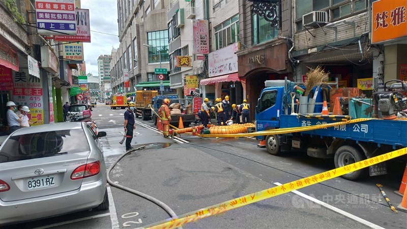 台中市中區一處地下涵洞4日發生工安意外,5名工人救出無生命跡象送醫。中央社記者蘇木春攝 110年8月4日
